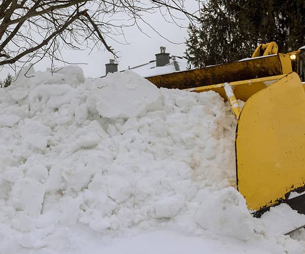 Déneigement avec machine Chicoutimi